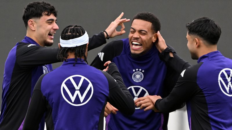 09.10.2025, Bayern, Herzogenaurach: Fußball: Nationalmannschaft, WM-Qualifikation, vor dem Spiel gegen Luxemburg (10.10.), Aleksandar Pavlovic (Deutschland), Serge Gnabry (Deutschland), Felix Nmecha (Deutschland), und Nadiem Amiri (Deutschland) in Aktion während des Trainings. | Bild: dpa-Bildfunk/Federico Gambarini 09.10.2025, Bayern, Herzogenaurach: Fußball: Nationalmannschaft, WM-Qualifikation, vor dem Spiel gegen Luxemburg (10.10.), Aleksandar Pavlovic (Deutschland), Serge Gnabry (Deutschland), Felix Nmecha (Deutschland), und Nadiem Amiri (Deutschland) in Aktion während des Trainings.