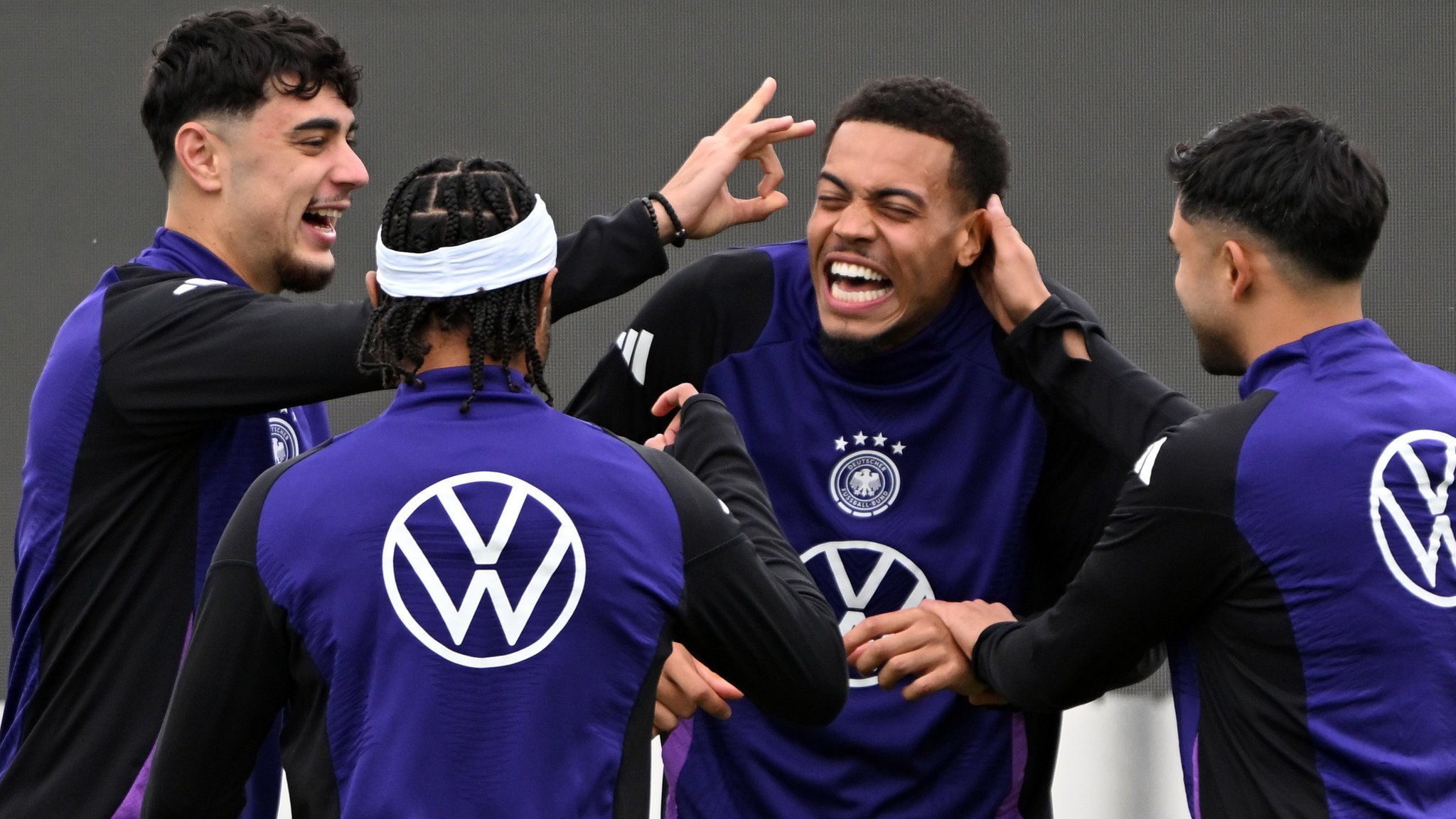 09.10.2025, Bayern, Herzogenaurach: Fußball: Nationalmannschaft, WM-Qualifikation, vor dem Spiel gegen Luxemburg (10.10.), Aleksandar Pavlovic (Deutschland), Serge Gnabry (Deutschland), Felix Nmecha (Deutschland), und Nadiem Amiri (Deutschland) in Aktion während des Trainings. 