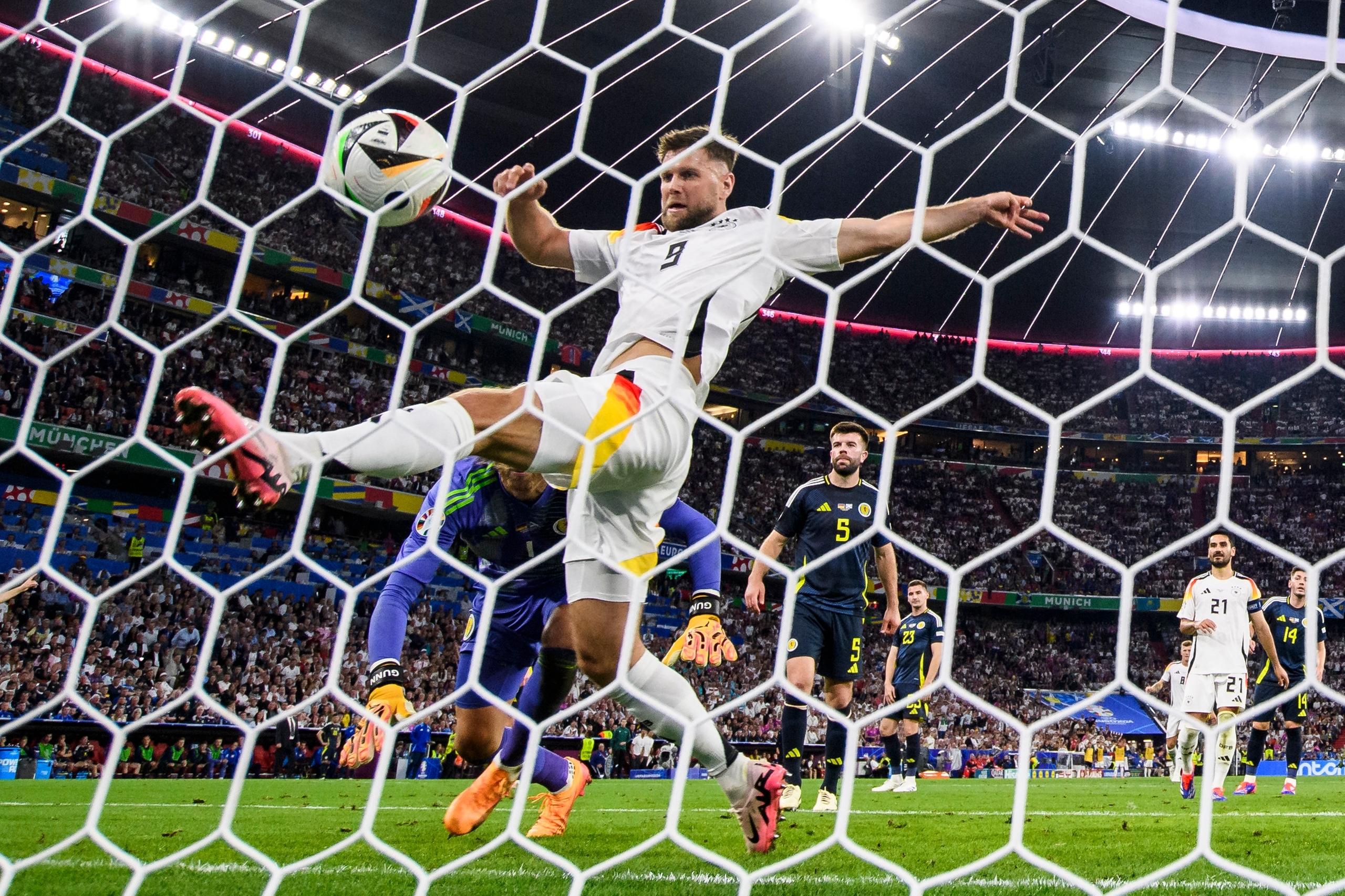 14.06.2024, Bayern, München: Fußball: UEFA Euro 2024, EM, Deutschland - Schottland, Vorrunde, Gruppe A, Spieltag 1, München Fußball Arena, Deutschlands Niclas Füllkrug trifft gegen Schottlands Torwart Angus Gunn, das Tor wird wegen Abseits aber nicht gewertet. Vor dem Spiel traf Füllkrug mit einem Schuss versehentlich einen Fan.  (zu dpa: «Nach Handbruch: DFB-Fan bekommt Füllkrug-Trikot») Foto: Tom Weller/dpa +++ dpa-Bildfunk +++