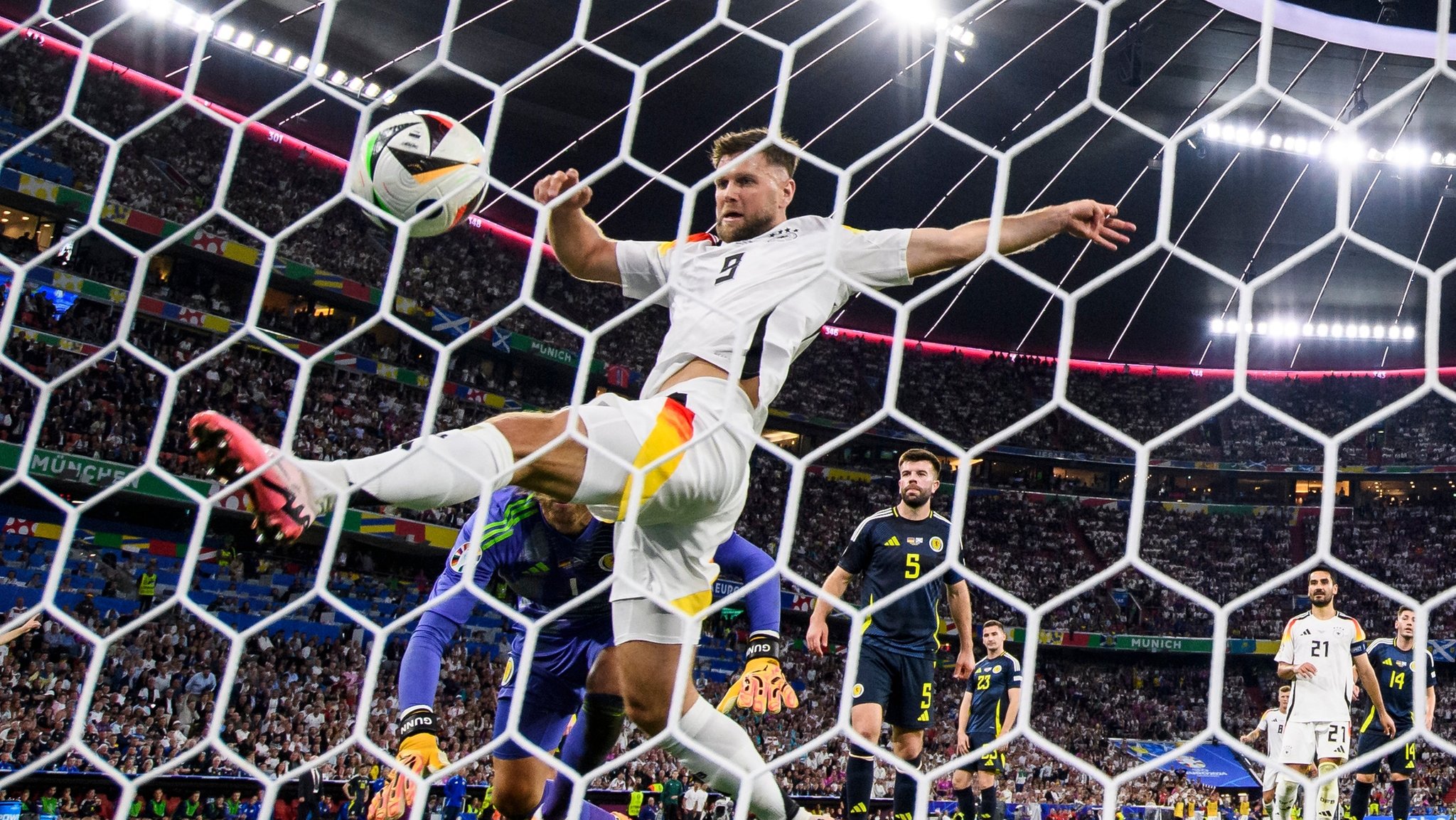 14.06.2024, Bayern, München: Fußball: UEFA Euro 2024, EM, Deutschland - Schottland, Vorrunde, Gruppe A, Spieltag 1, München Fußball Arena, Deutschlands Niclas Füllkrug trifft gegen Schottlands Torwart Angus Gunn, das Tor wird wegen Abseits aber nicht gewertet. Vor dem Spiel traf Füllkrug mit einem Schuss versehentlich einen Fan.  (zu dpa: «Nach Handbruch: DFB-Fan bekommt Füllkrug-Trikot») Foto: Tom Weller/dpa +++ dpa-Bildfunk +++