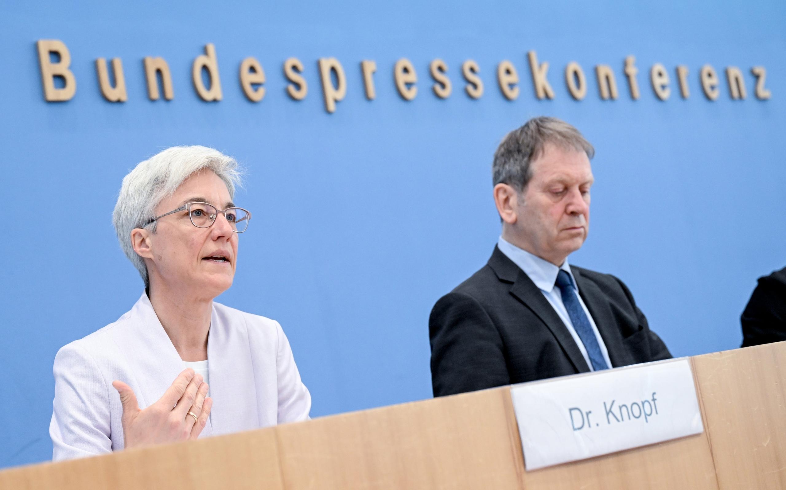 Brigitte Knopf, Direktorin ·Zukunft KlimaSozial· und Hans-Martin Henning, Vorsitzender vom Expertenrat für Klimafragen (ERK) 