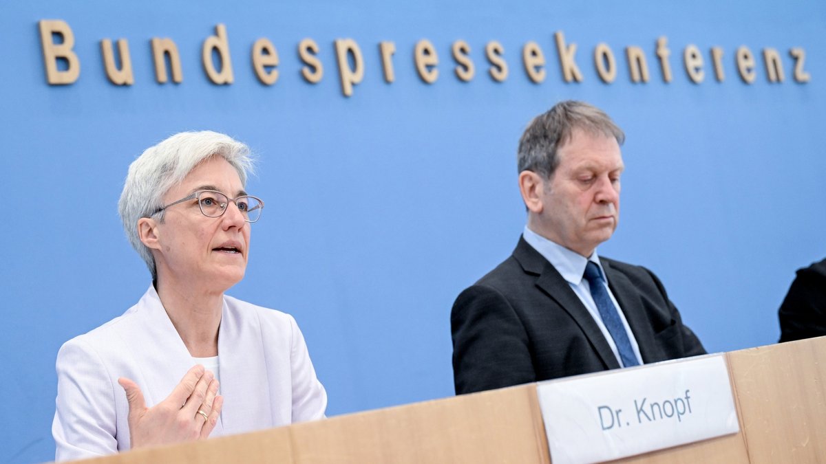 Brigitte Knopf, Direktorin ·Zukunft KlimaSozial· und Hans-Martin Henning, Vorsitzender vom Expertenrat für Klimafragen (ERK) 