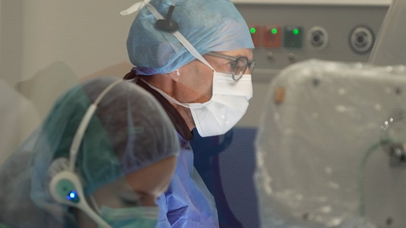 Zwei medizinische Kräfte in einem Klinikum. | Bild: BR Zwei medizinische Kräfte in einem Klinikum.