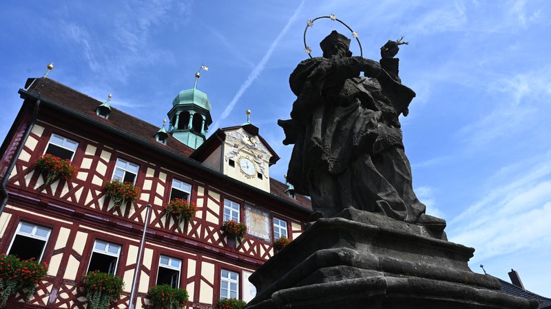 Das Rathaus in Bad Staffelstein: Die Buchungsplattform Airbnb hat die Stadt als einzige Stadt Deutschlands als Top Reiseziel genannt | Bild: picture alliance / Zoonar | Volker Rauch Das Rathaus in Bad Staffelstein: Die Buchungsplattform Airbnb hat die Stadt als einzige Stadt Deutschlands als Top Reiseziel genannt