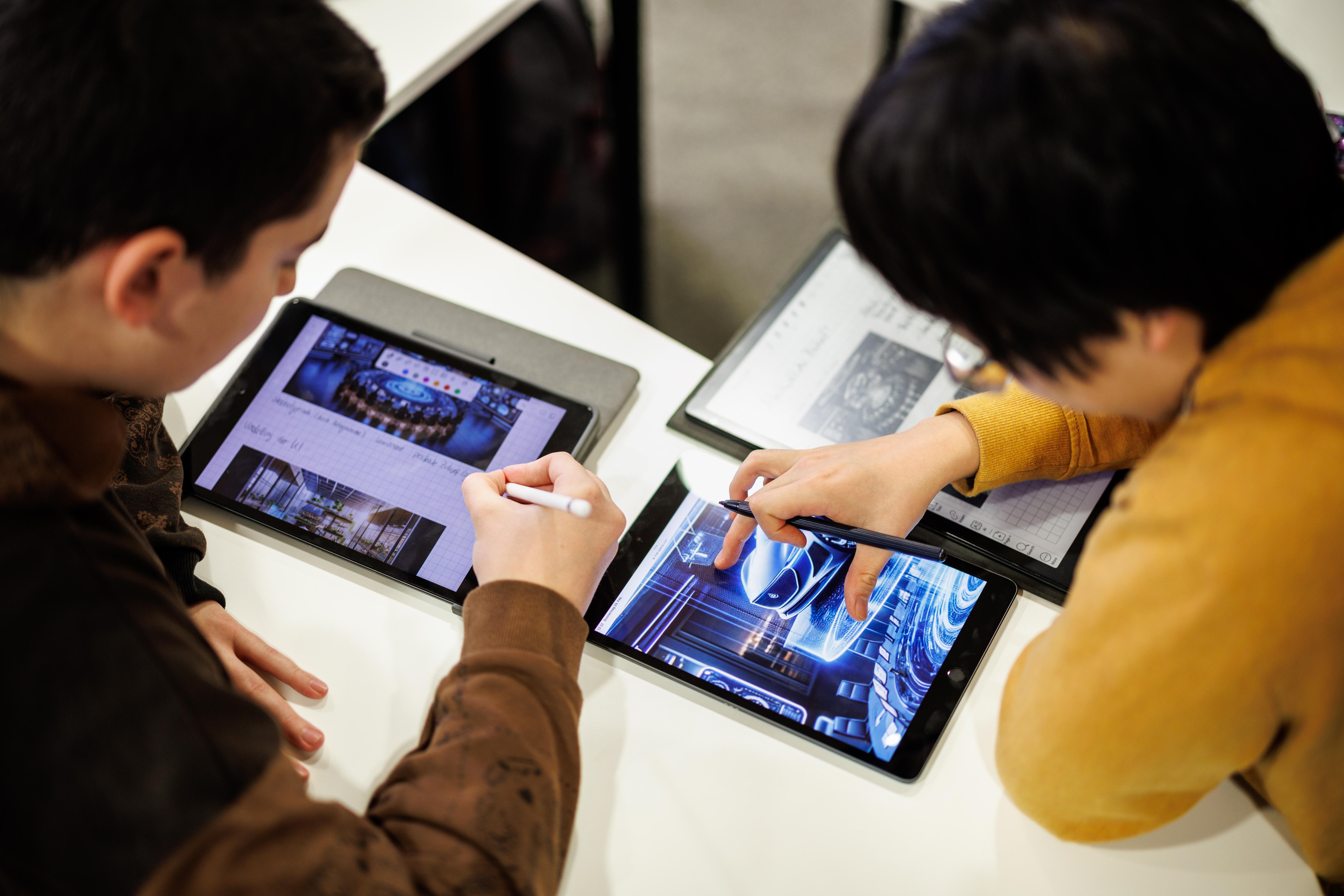 Schüler mit ihren Tablets im Unterricht