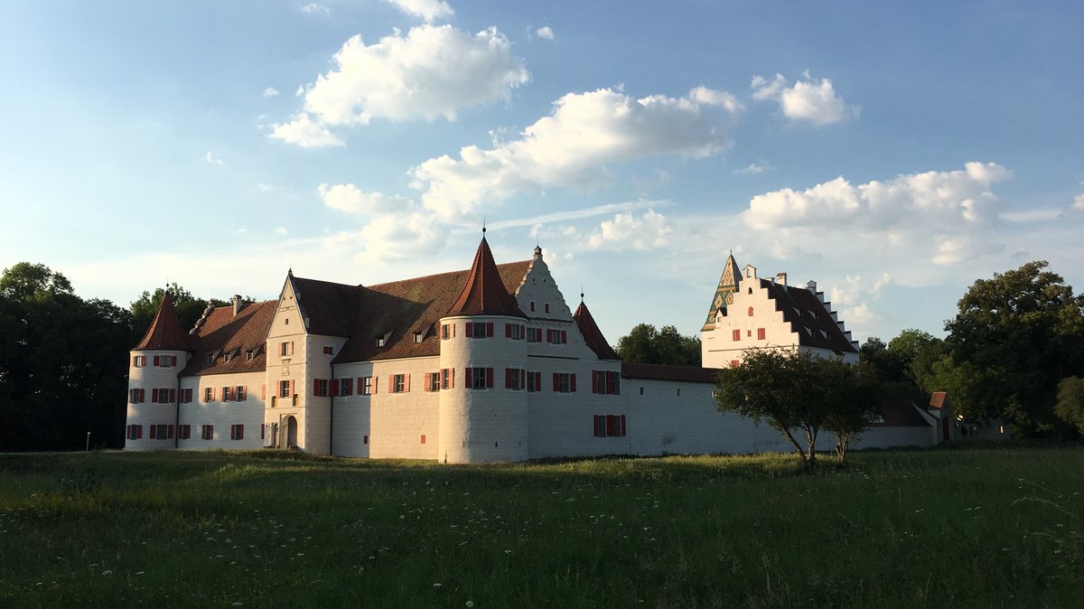 Im Schloss Grünau kann die Messe in der Natur stattfinden und Jagdhunde im Freien vor dem Schloss und nicht auf Showbühnen präsentiert werden.