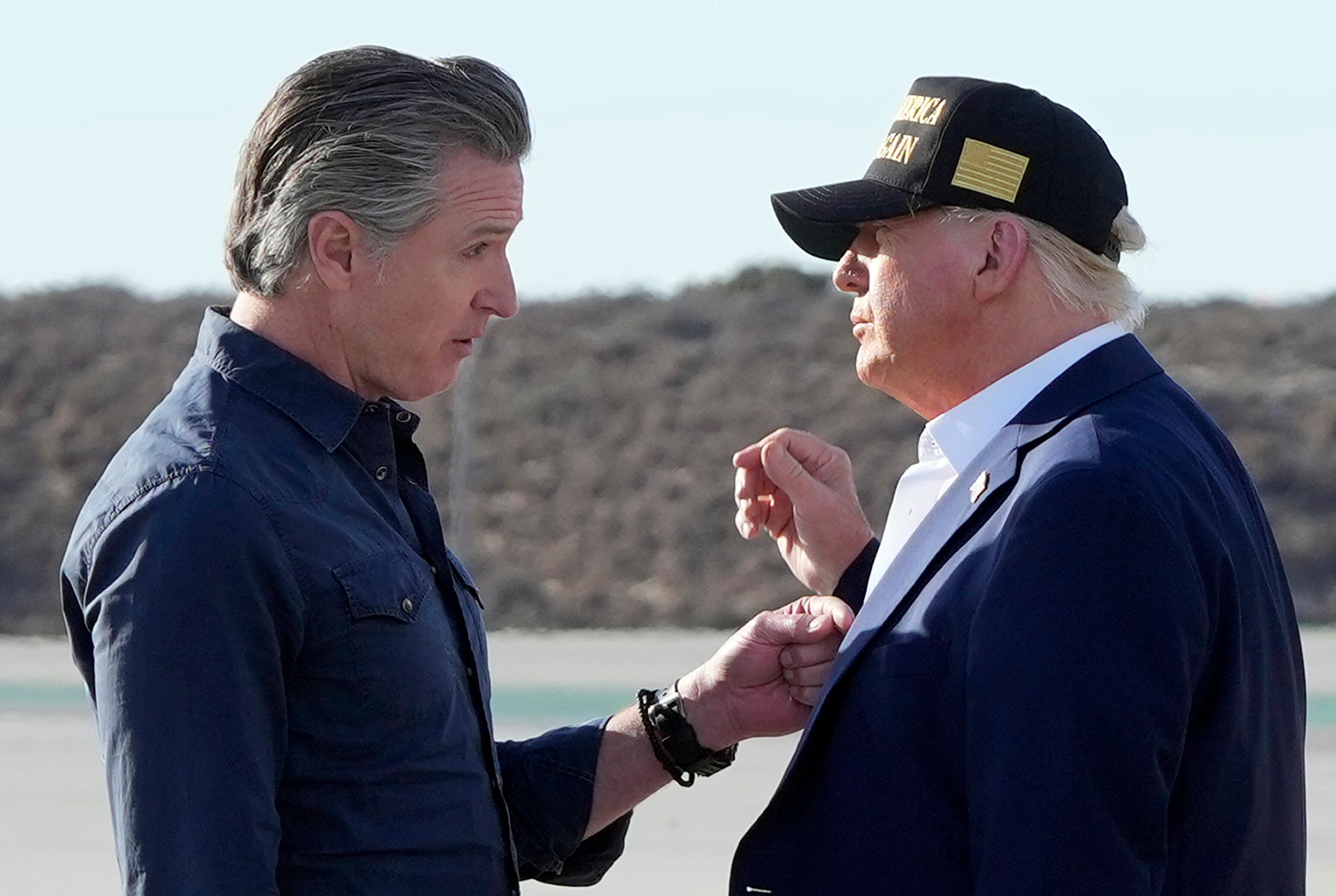 Archivbild: Gavin Newsom und Donald Trump im Januar 2025