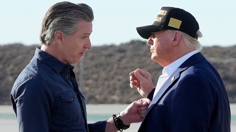 Archivbild: Gavin Newsom und Donald Trump im Januar 2025 | Bild: picture alliance / ASSOCIATED PRESS | Mark Schiefelbein Archivbild: Gavin Newsom und Donald Trump im Januar 2025