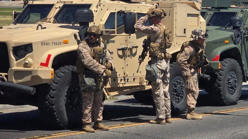 Marines warten auf ihren Abmarsch nach Los Angeles | Bild: REUTERS/U.S. NORTHERN COMMAND VIA X Marines warten auf ihren Abmarsch nach Los Angeles