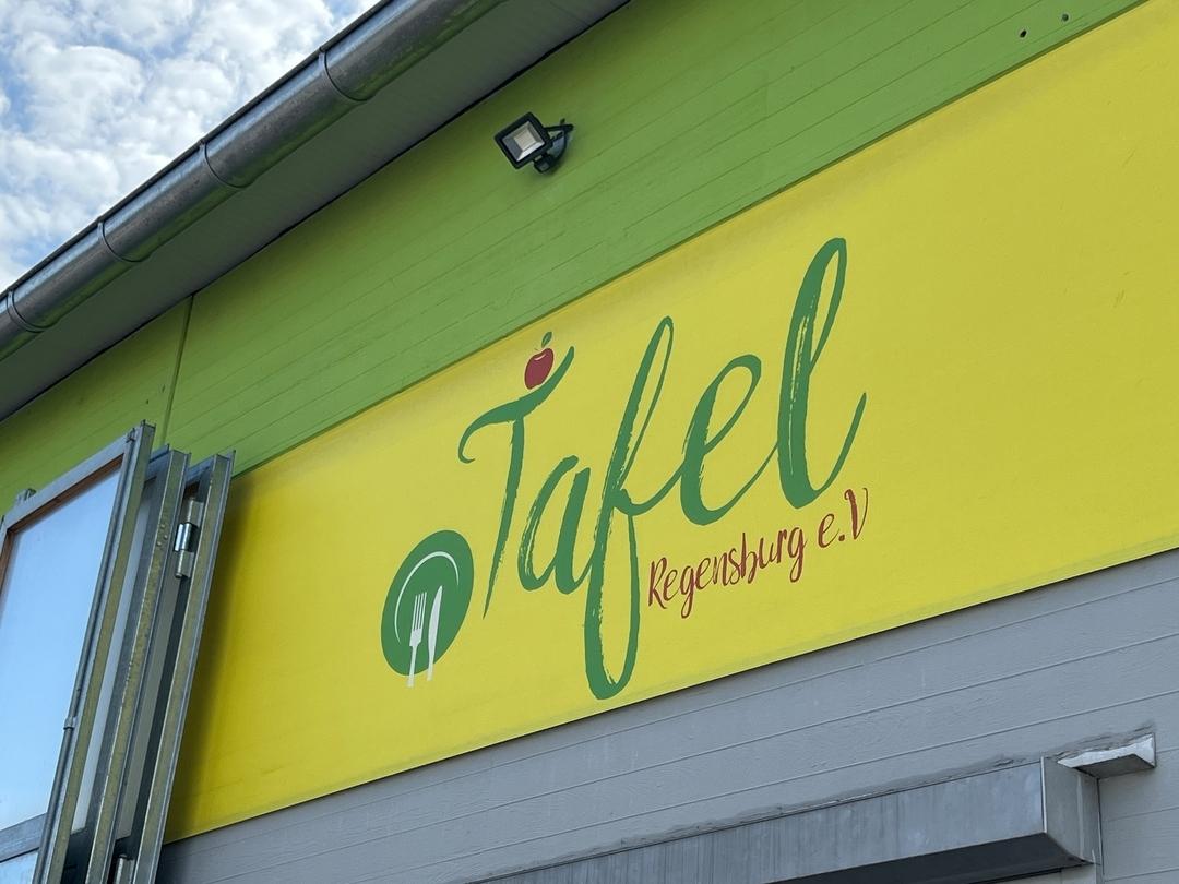 Ein Schild am Eingang der Tafel in Regensburg.