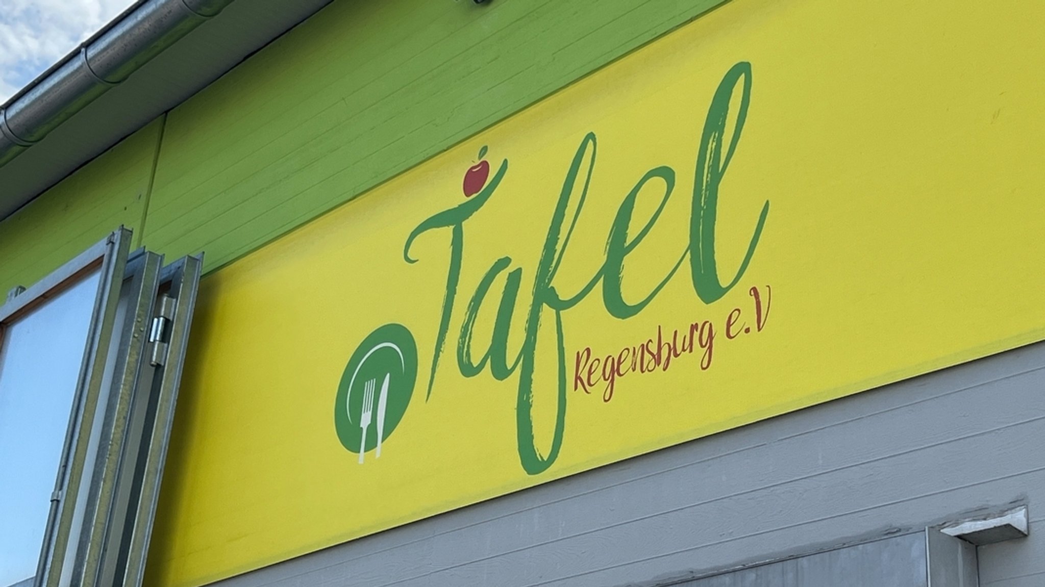 Ein Schild am Eingang der Tafel in Regensburg. | Bild: BR/Sarah Höger Ein Schild am Eingang der Tafel in Regensburg.