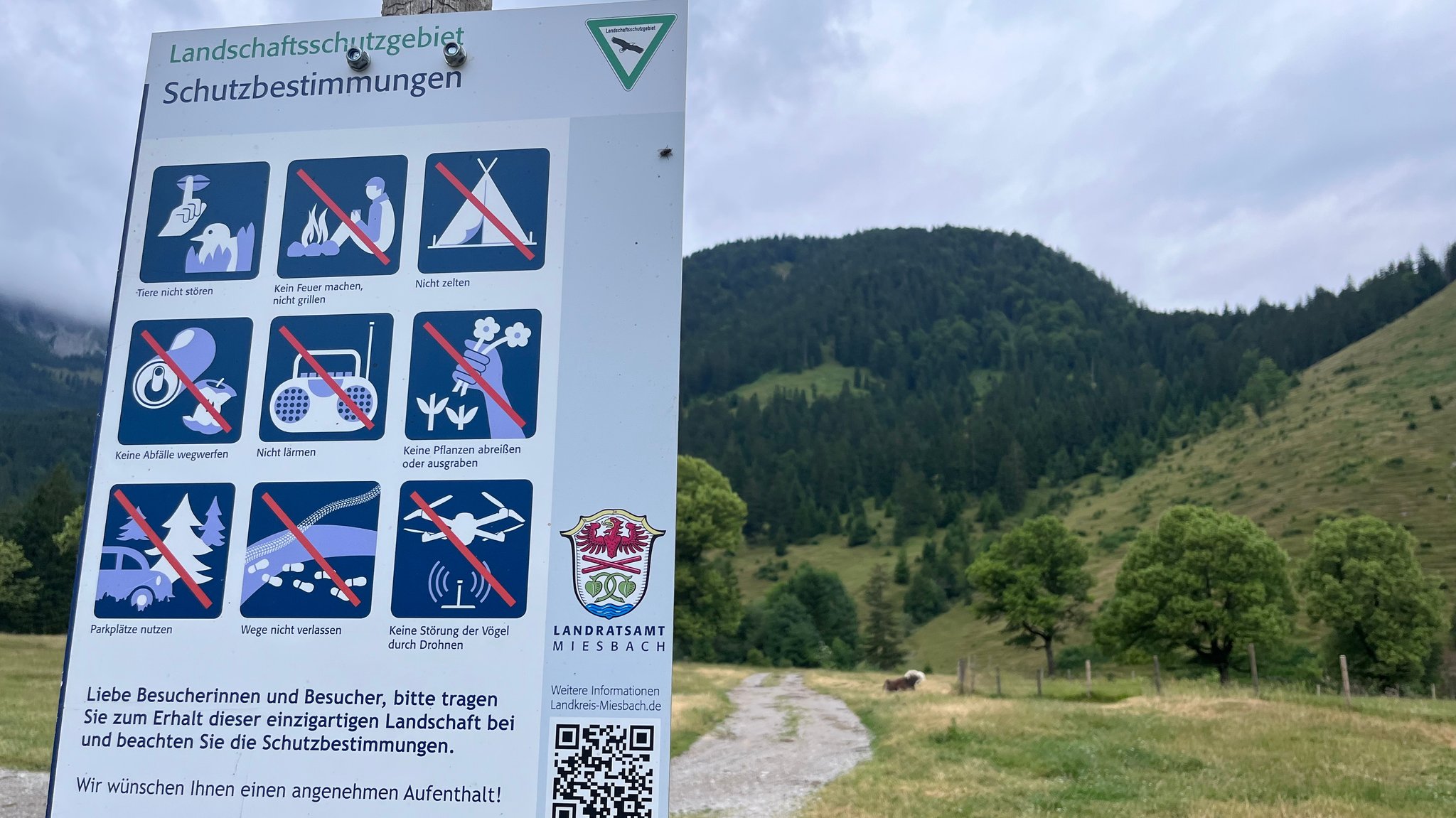 Hinweisschild für Wanderer im Mangfallgebirge