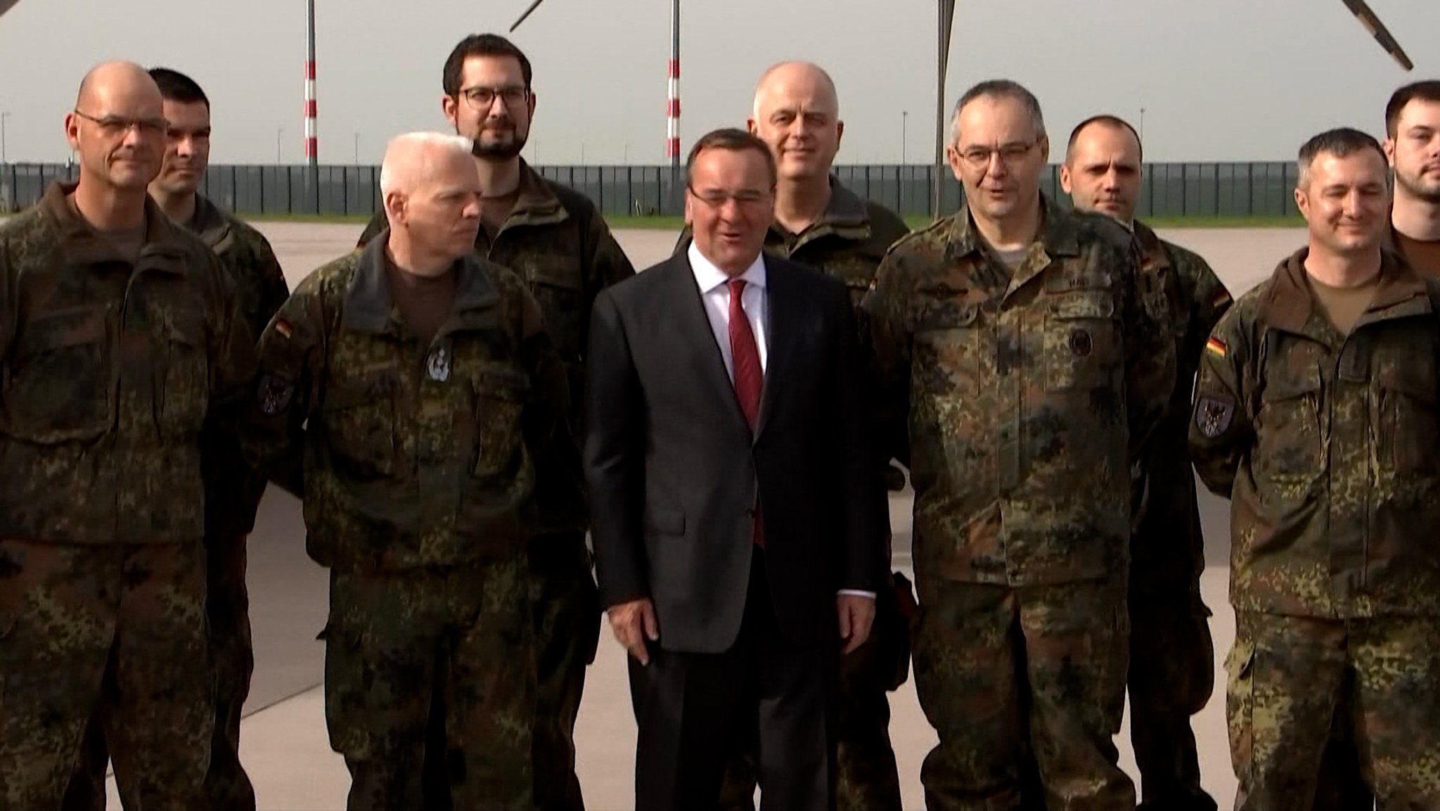 Die Bundeswehr hat die ersten Soldaten der künftigen Brigade Litauen in das östliche Nato-Land verlegt. Bis Ende 2027 sollen bis zu deutsche 5000 Soldaten dauerhaft gefechtsbereit in dem Land sein.