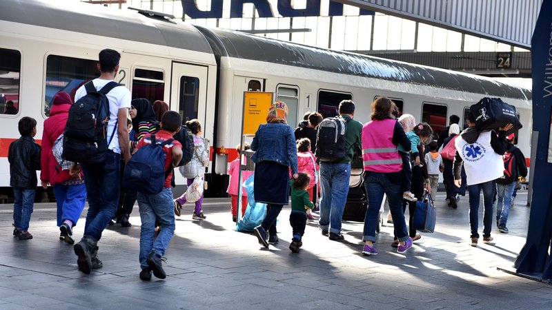 Flüchtlinge bei der Ankunft am Münchner Hauptbahnhof im September 2015. | Bild: picture alliance / SZ Photo | Catherina Hess Flüchtlinge bei der Ankunft am Münchner Hauptbahnhof im September 2015.