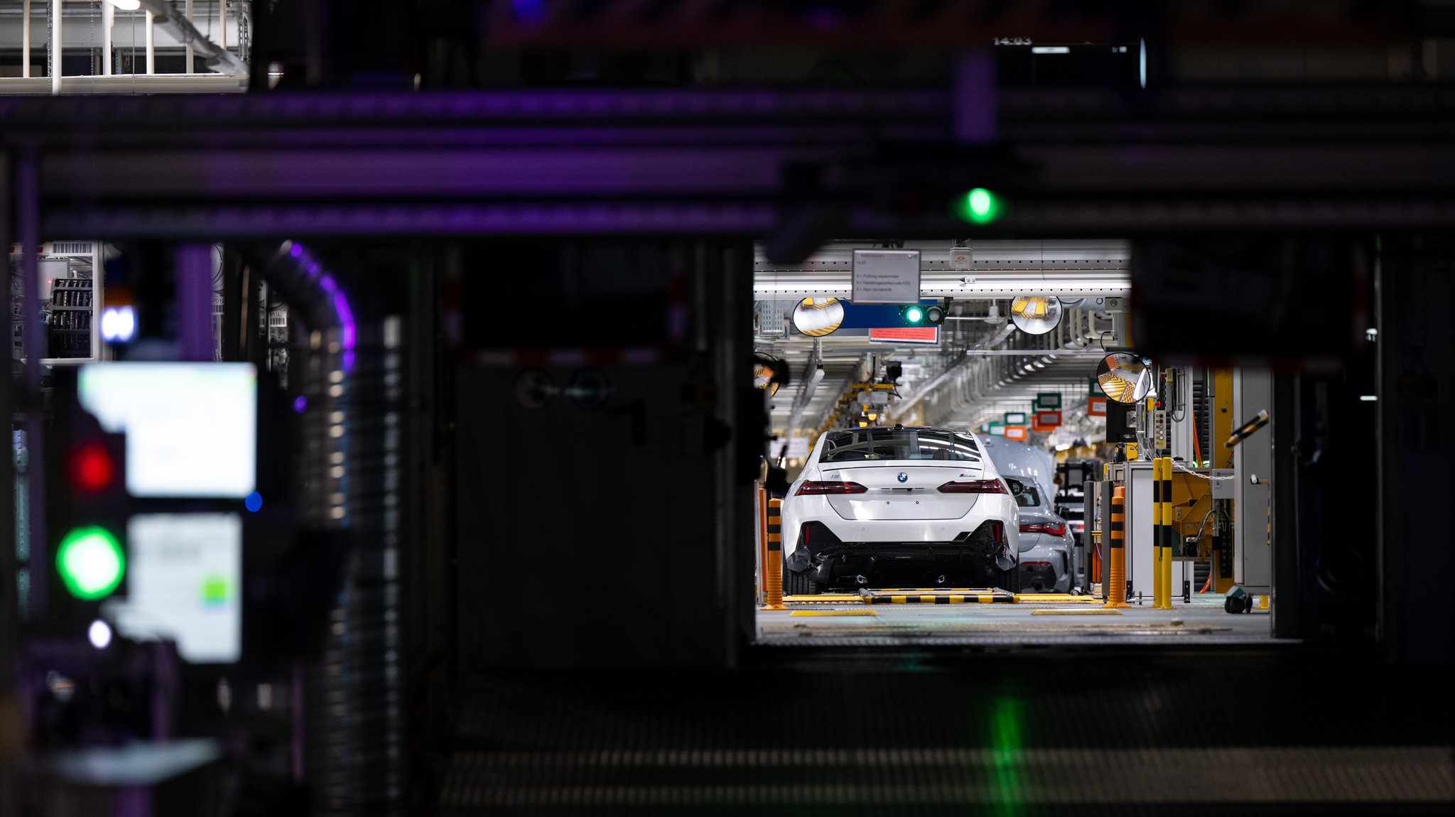 Symbolbild: Blick in eine BMW-Produktionshalle in Dingolfing