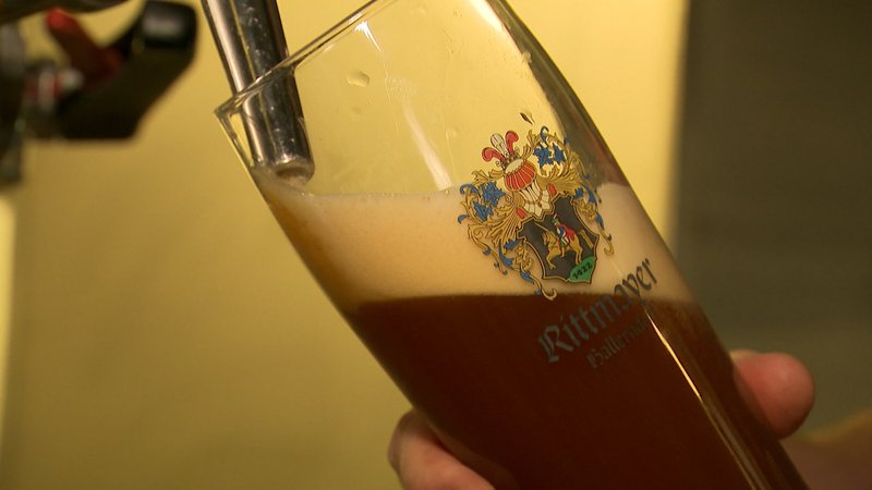 Bier läuft aus einem Zapfhahn in ein Glas.