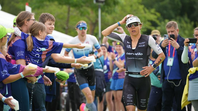 Helfer reichen Anne Haug kühlende Schwämme auf der Laufstrecke in Roth. | Bild: Henry Lai/BR Helfer reichen Anne Haug kühlende Schwämme auf der Laufstrecke in Roth.