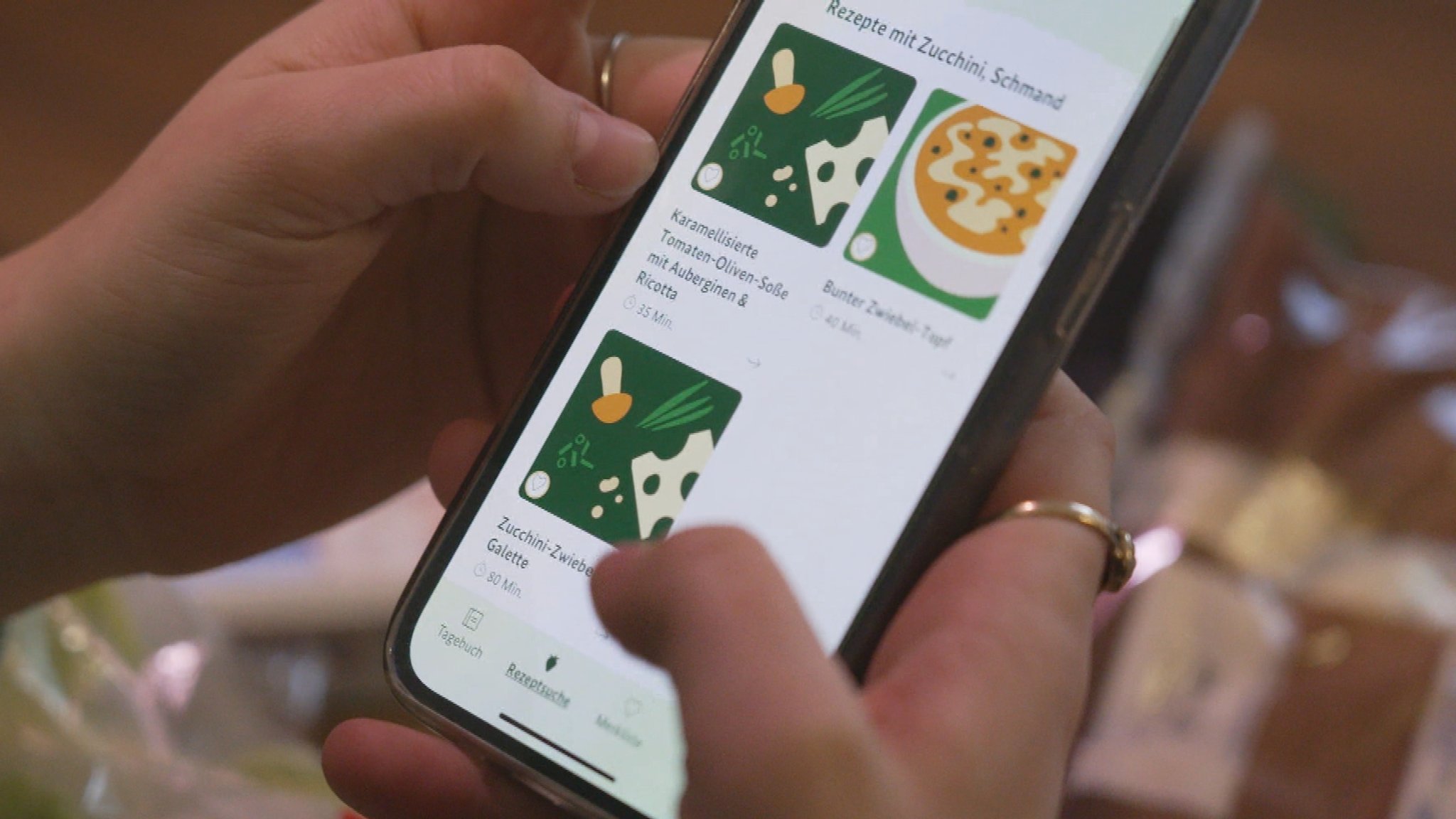 Ein Handydisplay zeigt die App "Zu gut für die Tonne!" des Bundesministeriums für Ernährung und Landwirtschaft | Bild: BR/Raimund Lesk Ein Handydisplay zeigt die App "Zu gut für die Tonne!" des Bundesministeriums für Ernährung und Landwirtschaft