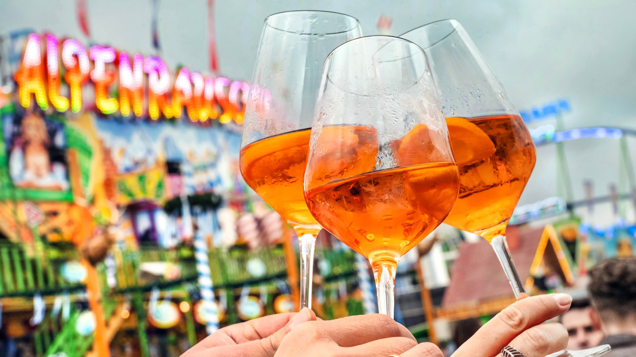 (Symbolbild) Wiesnbesucher prosten sich mit Aperol Spritz zu | Bild: picture alliance / Wolfgang Maria Weber | R7172 (Symbolbild) Wiesnbesucher prosten sich mit Aperol Spritz zu