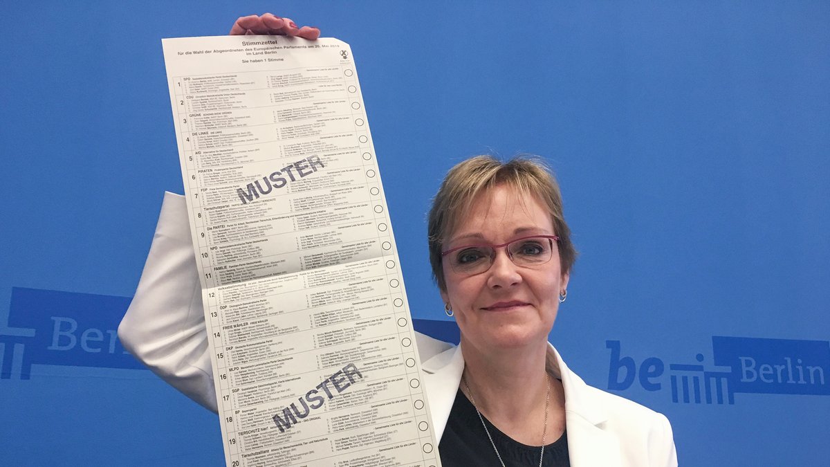 Fast einen Meter lang: Der Stimmzettel zur Europawahl 2019. Viele nicht-etablierte Parteien traten an.