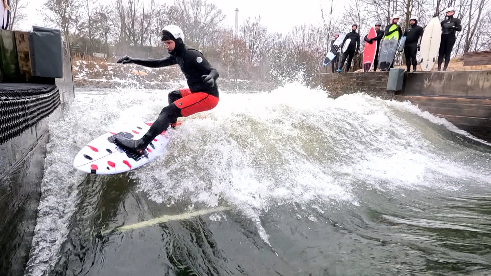 Surfer an der Fuchslochwelle in Nürnberg | Bild: BR Surfer an der Fuchslochwelle in Nürnberg