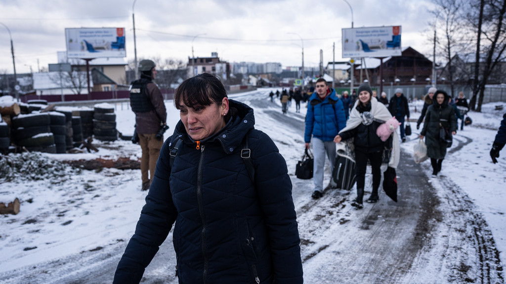 Zivilisten fliehen aus Irpin bei Kiew