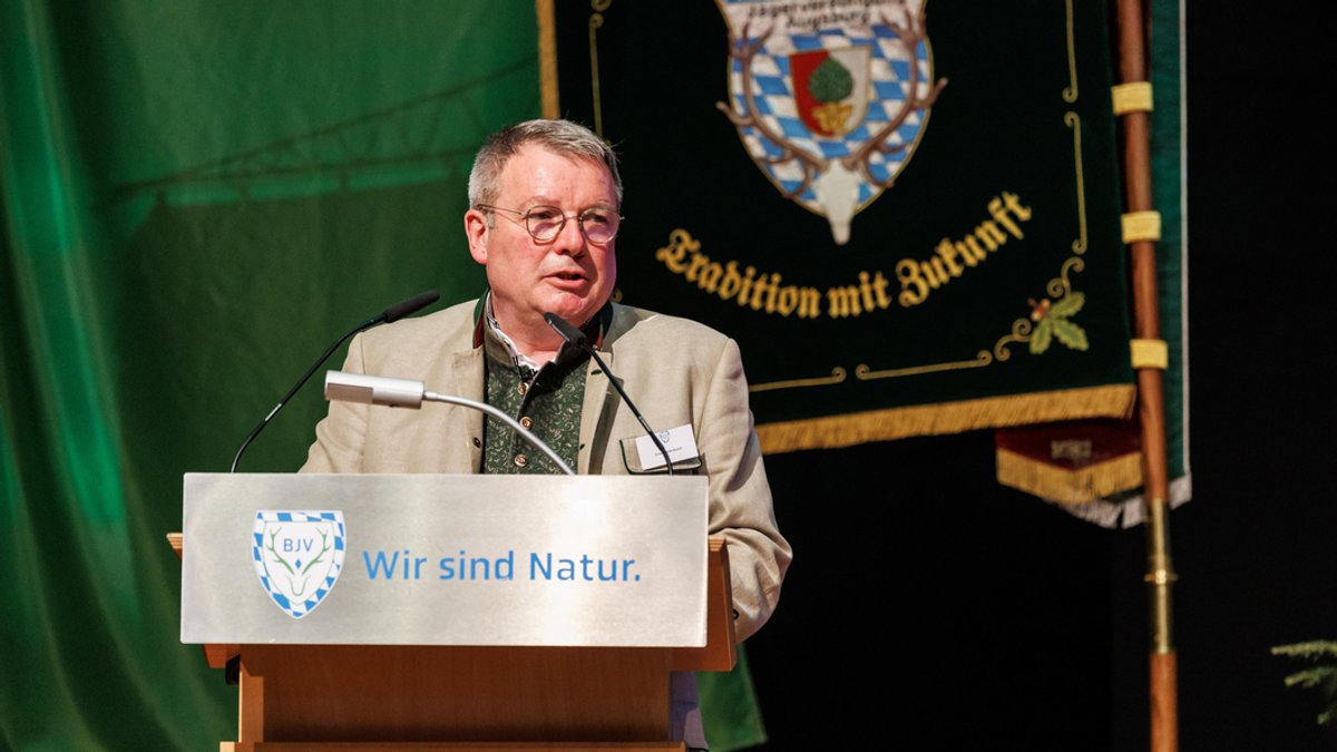 Ernst Weidenbusch, Präsident des Bayerischen Jagdverbandes (BJV), spricht auf dem Landesjägertag 2022 des Bayerischen Jagdverbands in Augsburg.