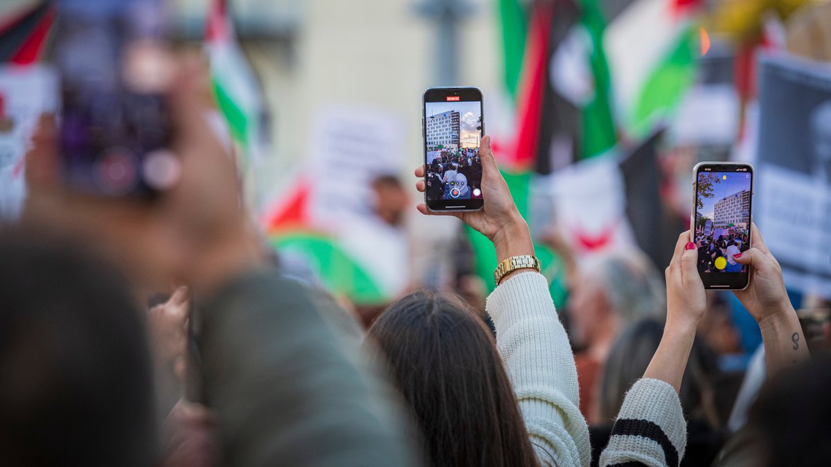 Rund 500 Teilnehmer demonstrieren im Oktober 2023 vor der Europagalerie in Saarbrücken für ein freies Palästina.