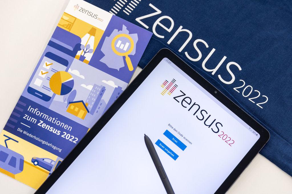 ARCHIV - 02.05.2022, Bayern, Fürth: "Zensus 2022" steht auf einem Tablet, mit dem Erhebungsbeauftragte des Zensus, die Befragungen vor Ort durchführen. (zu dpa: «Geringeres Bevölkerungswachstum kostet Hamburg Millionen») Foto: Daniel Karmann/dpa +++ dpa-Bildfunk +++