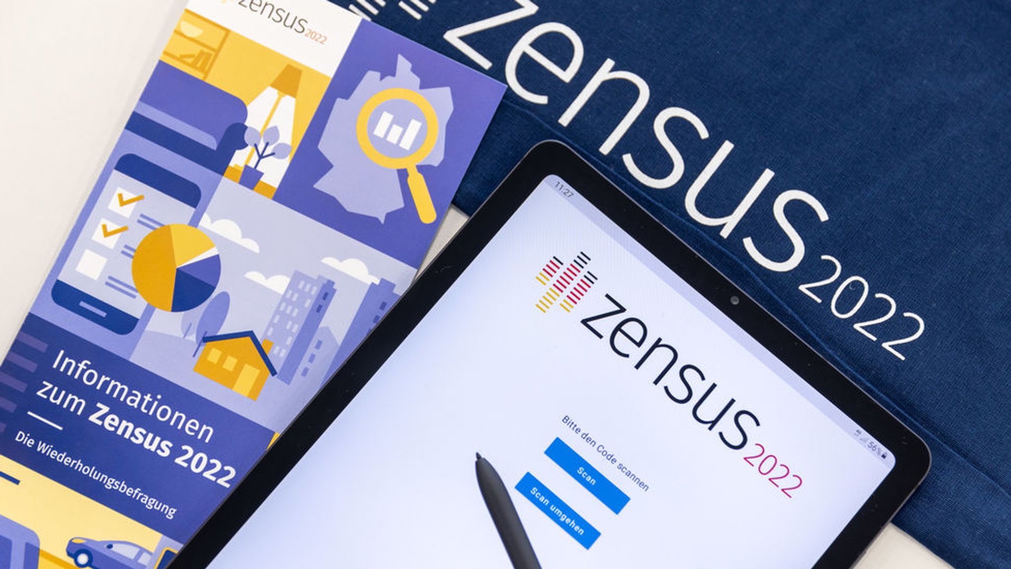 ARCHIV - 02.05.2022, Bayern, Fürth: "Zensus 2022" steht auf einem Tablet, mit dem Erhebungsbeauftragte des Zensus, die Befragungen vor Ort durchführen. (zu dpa: «Geringeres Bevölkerungswachstum kostet Hamburg Millionen») Foto: Daniel Karmann/dpa +++ dpa-Bildfunk +++