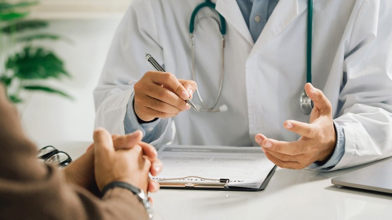 Ein Arzt unterhält sich mit einer Patientin | Bild: stock.adobe.com/Pcess609 Ein Arzt unterhält sich mit einer Patientin