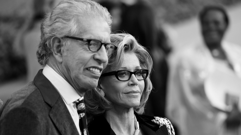 Musik-Produzent mit seiner damaligen Lebensgefährtin Jane Fonda im Jahr 2016 | Bild: picture alliance / Chris Pizzello/Invision/AP | Chris Pizzello Musik-Produzent mit seiner damaligen Lebensgefährtin Jane Fonda im Jahr 2016