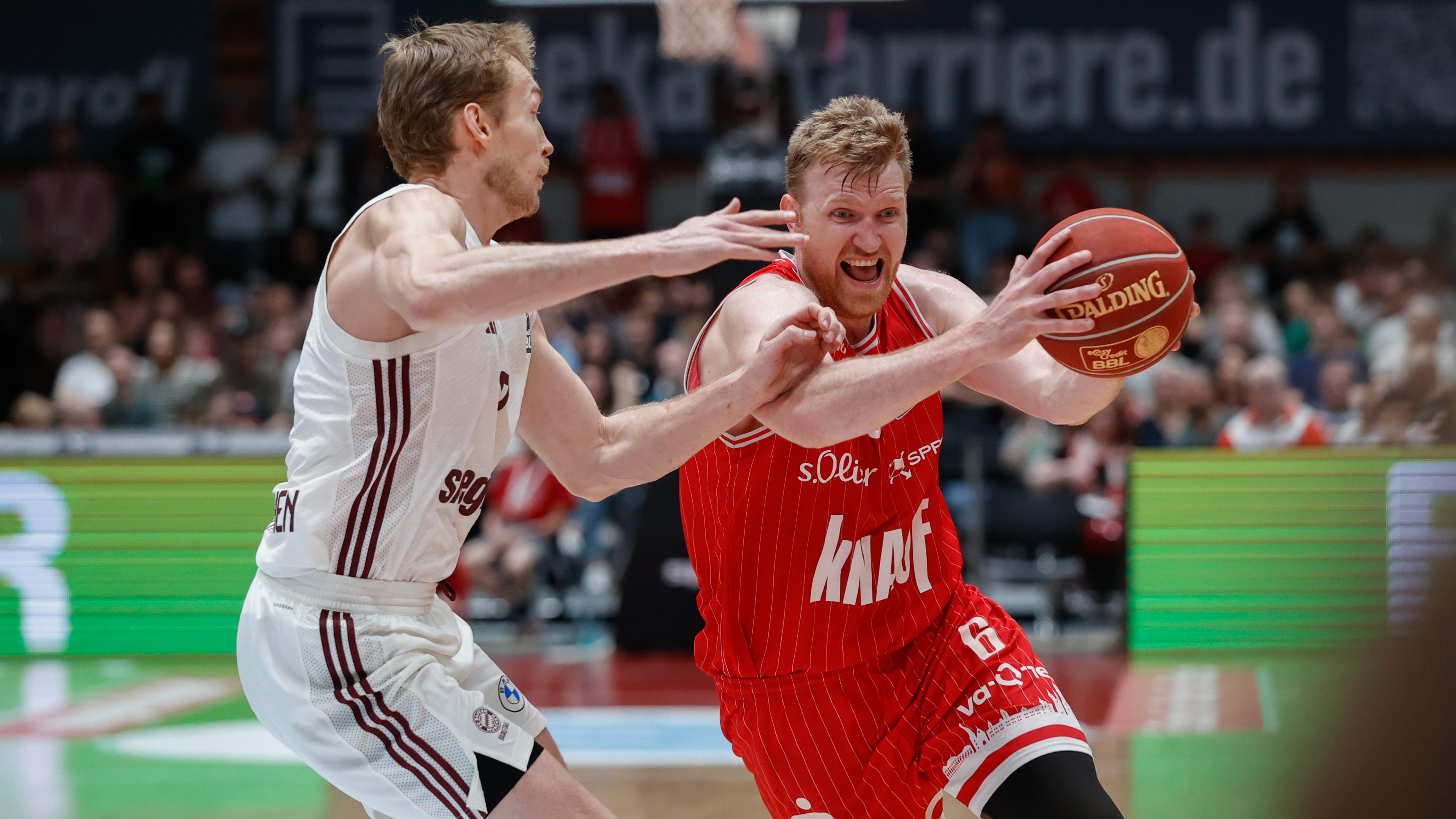 Münchens Niels Giffey (l.) versucht Max Ugrai zu stoppen