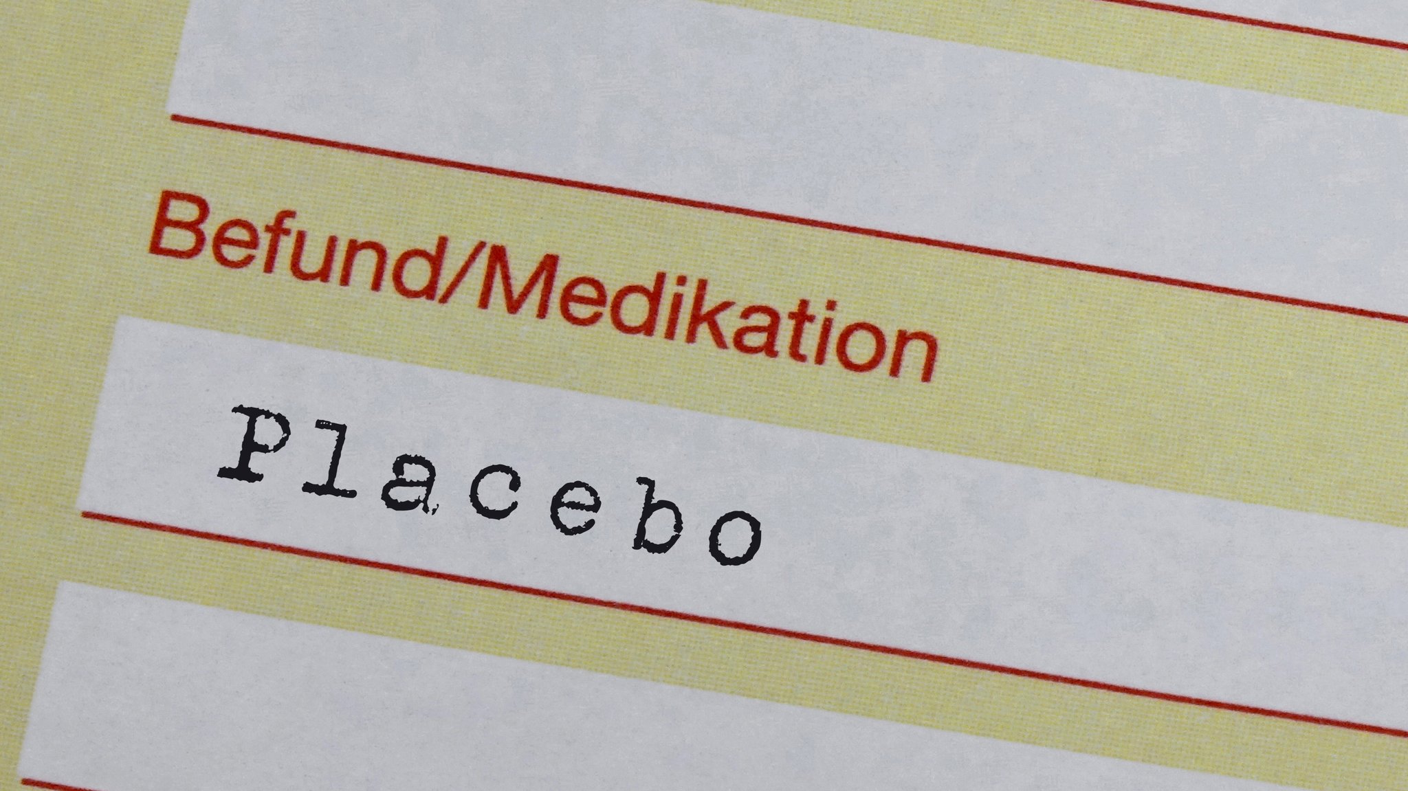 Ein gelber Krankenschein mit der Aufschrift Placebo