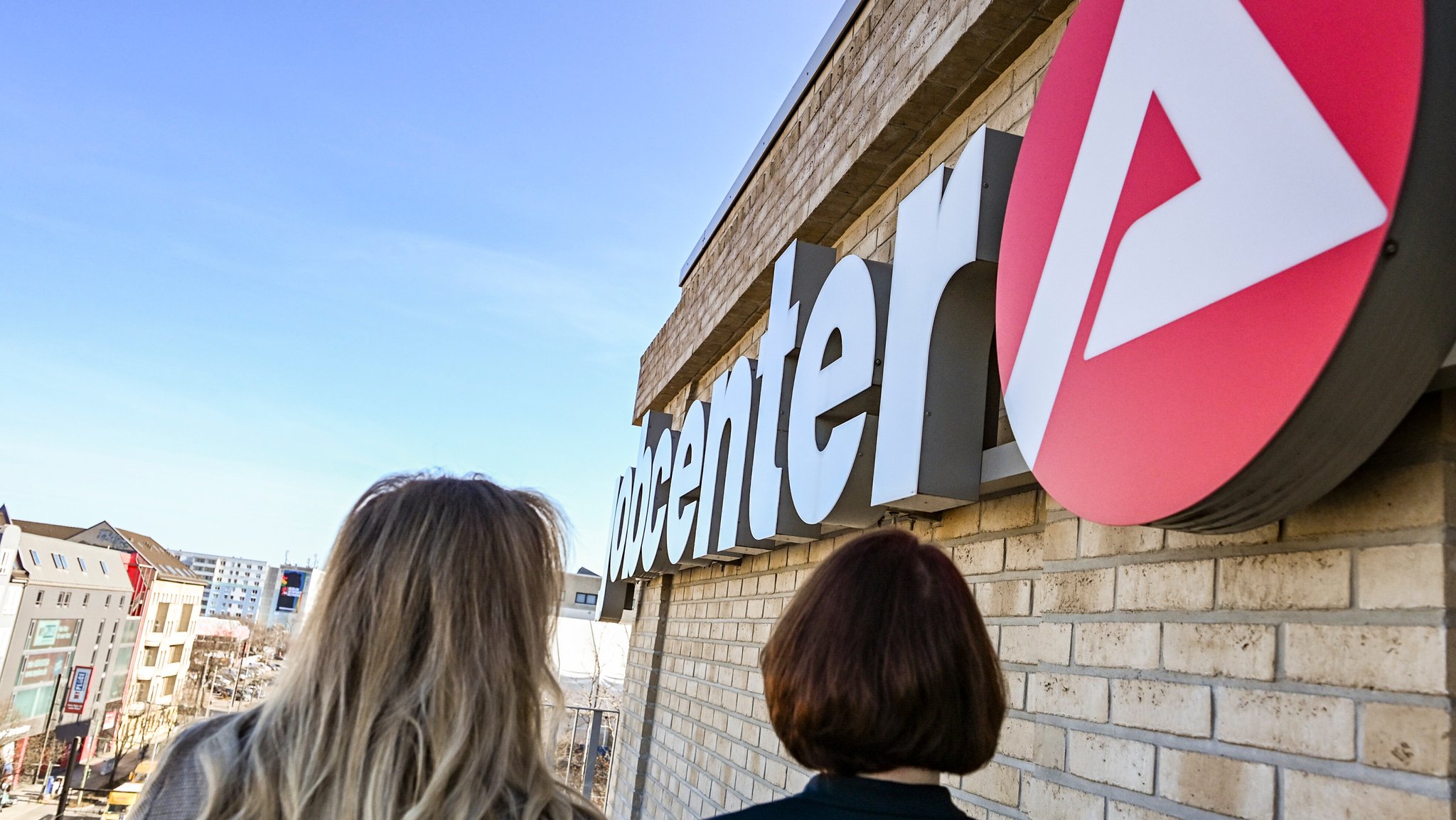 (Symbolbild) Zwei Frauen stehen vor dem Jobcenter | Bild: pa/dpa/Jens Kalaene (Symbolbild) Zwei Frauen stehen vor dem Jobcenter