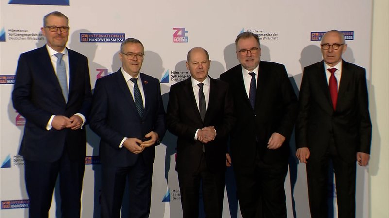 Bundeskanzler Olaf Scholz (SPD) zusammen mit den Chefs der vier großen Wirtschaftsverbände in Deutschland
