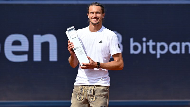 Alexander Zverev in seiner neuen Lederhose nach dem Sieg beim ATP-Turnier | Bild: picture alliance/dpa | Sven Hoppe Alexander Zverev in seiner neuen Lederhose nach dem Sieg beim ATP-Turnier
