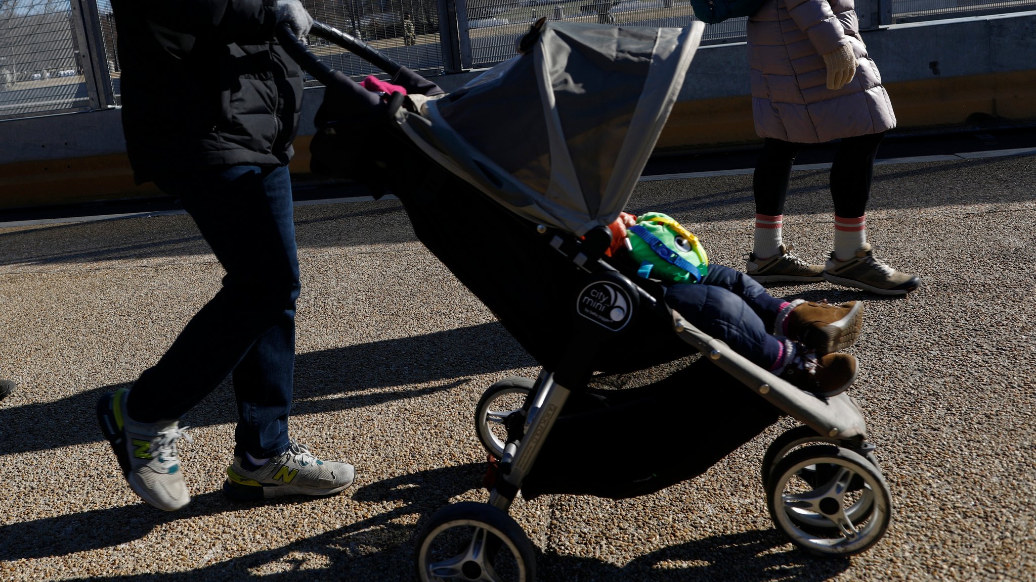 Mann mit Kinderwagen (Symbolbild)