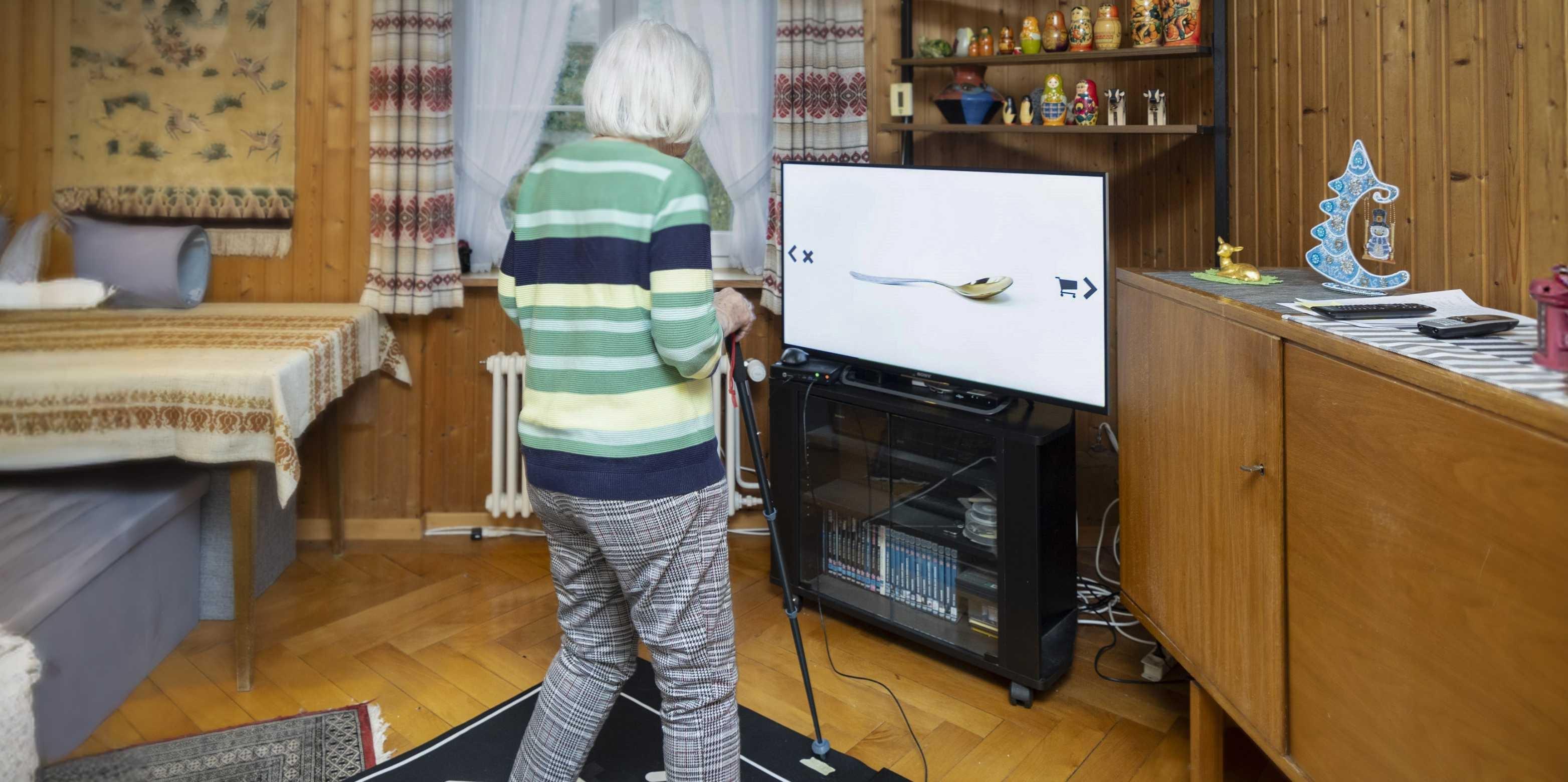 "Exergames", die Kombination aus Denkaufgaben und körperlicher Aktivität, kann bei Symptomen einer Demenz helfen. Am 21. September ist Welt-Alzheimer-Tag. Im Bild: Eine Studienteilnehmerin trainiert mit Bildschirm und Bodenplatte.