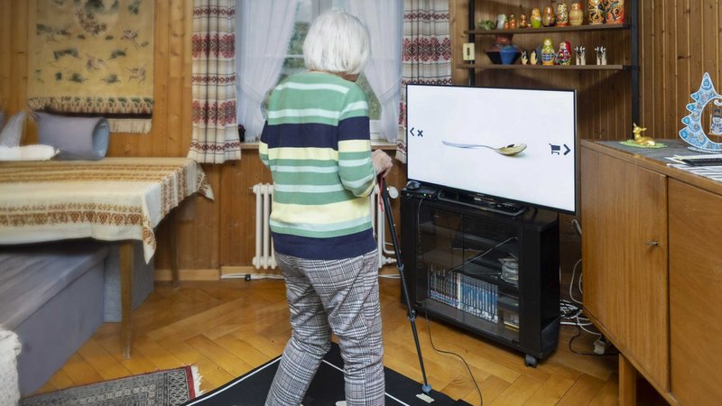 "Exergames", die Kombination aus Denkaufgaben und körperlicher Aktivität, kann bei Symptomen einer Demenz helfen. Am 21. September ist Welt-Alzheimer-Tag. Im Bild: Eine Studienteilnehmerin trainiert mit Bildschirm und Bodenplatte. | Bild: Jonas Weibel, ETH Zürich "Exergames", die Kombination aus Denkaufgaben und körperlicher Aktivität, kann bei Symptomen einer Demenz helfen. Am 21. September ist Welt-Alzheimer-Tag. Im Bild: Eine Studienteilnehmerin trainiert mit Bildschirm und Bodenplatte.