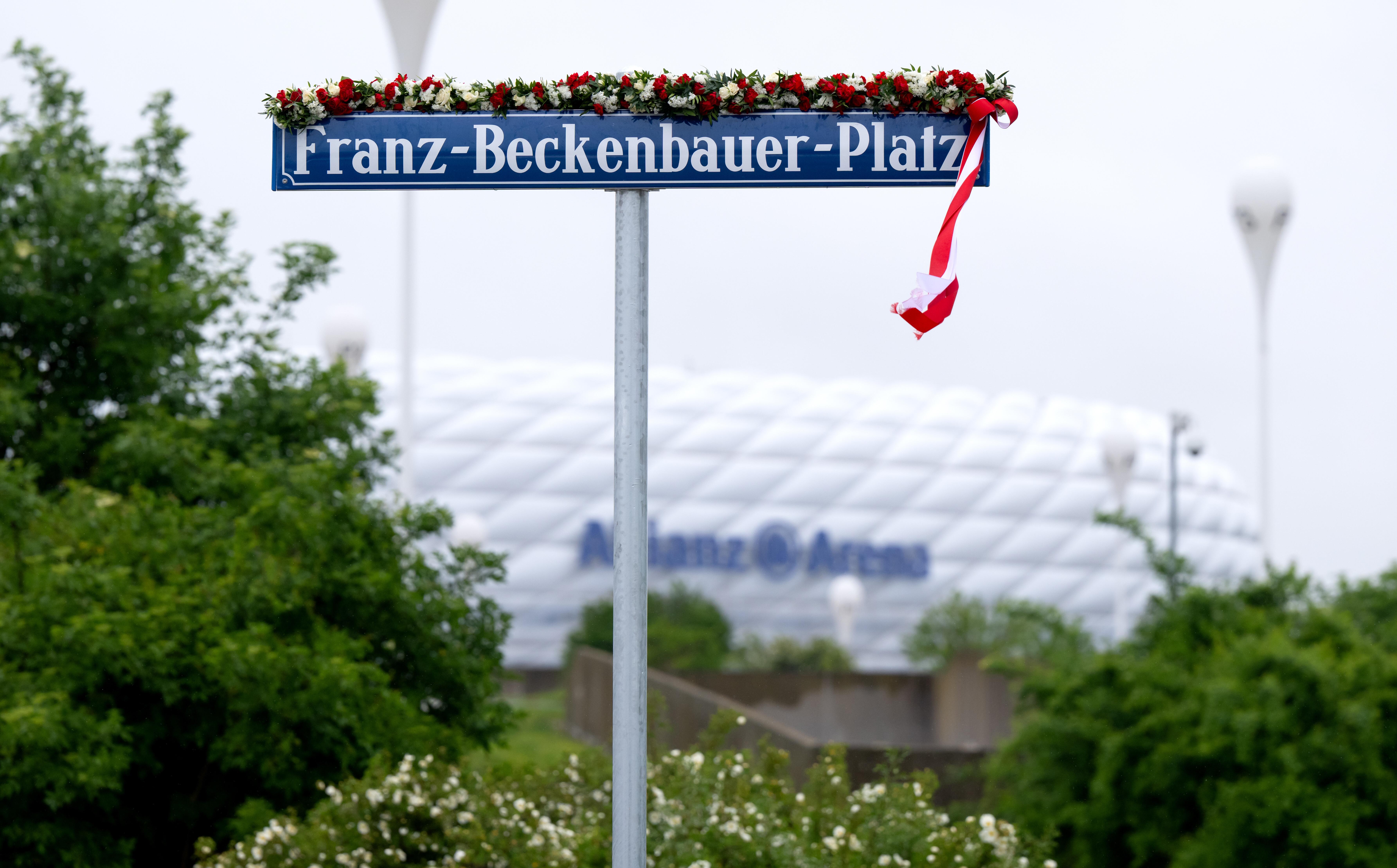 Der Franz-Beckenbauer-Platz vor der Münchner Allianz Arena.
