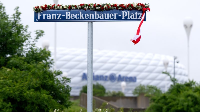 Der Franz-Beckenbauer-Platz vor der Münchner Allianz Arena. | Bild: picture-alliance / dpa Der Franz-Beckenbauer-Platz vor der Münchner Allianz Arena.
