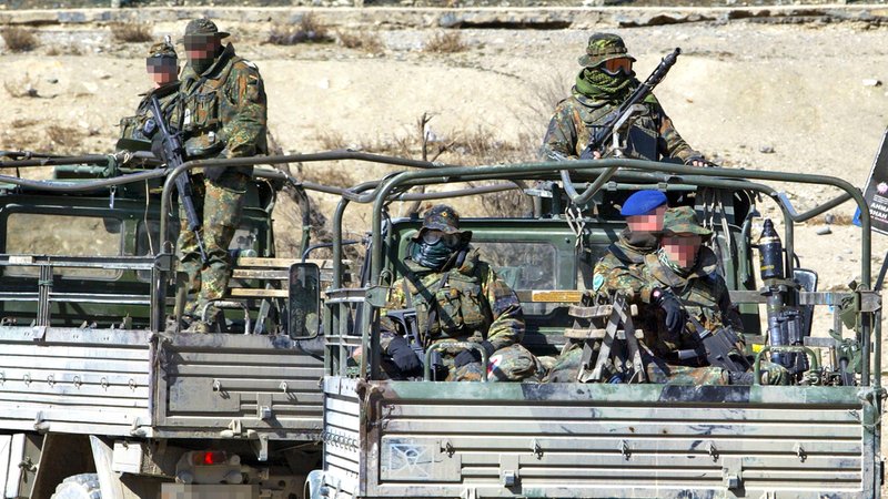 Bewaffnete KSK Soldaten sitzen und stehen auf Fahrzeugen einer Patrouille in Kabul