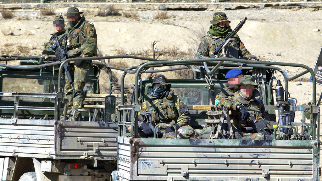 Bewaffnete KSK Soldaten sitzen und stehen auf Fahrzeugen einer Patrouille in Kabul