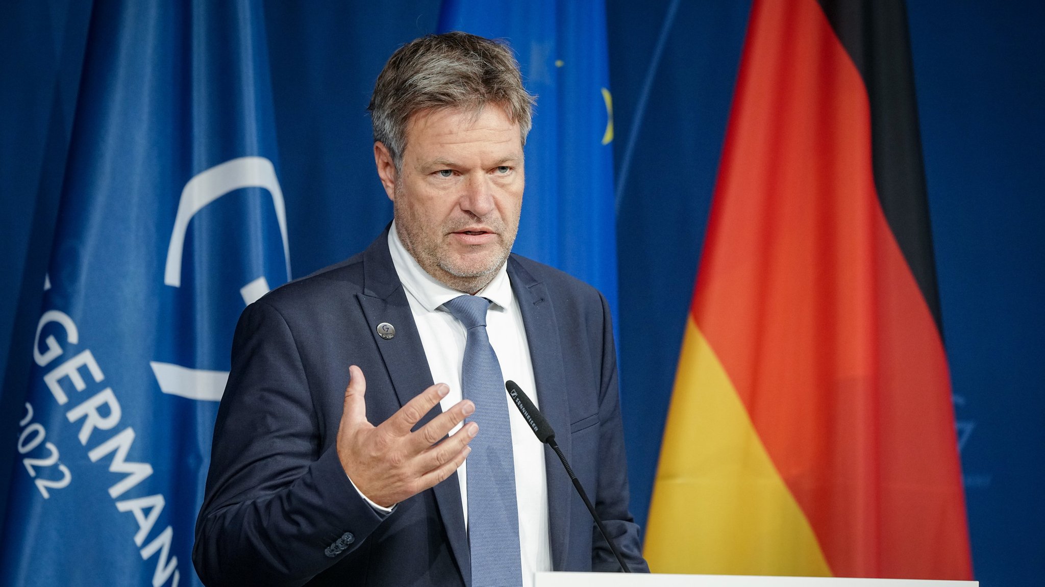 Robert Habeck (Bündnis 90/Die Grünen), Bundesminister für Wirtschaft und Klimaschutz, spricht auf der Abschlusspressekonferenz nach dem Treffen der G7-Handelsminister im Schloss Neuhardenberg zu den Medienvertretern. 