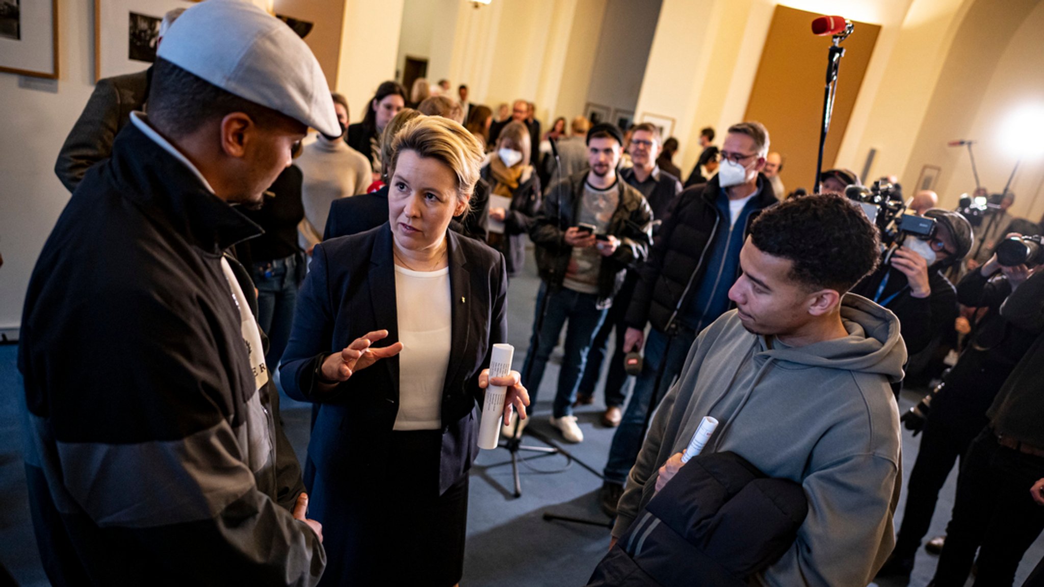 Franziska Giffey (SPD), Regierende Bürgermeisterin von Berlin, spricht nach dem Gipfel gegen Jugendgewalt mit Akteurinnen und Akteuren aus Senat, Bezirken und Zivilgesellschaft mit Philipp Jose Richter (r), Gangway - Straßensozialarbeit in Berlin e.V., und (l) Cassius de Caifaz, Gangway - Straßensozialarbeit in Berlin e.V.