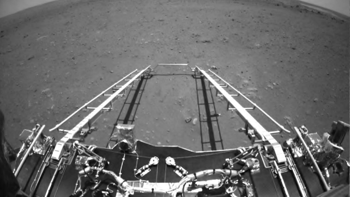 Am 19. Mai 2021 schickte Mars-Rover Zhurong dieses Foto zur Erde: Er blickt von der Rampe der Landefähre aus auf den roten Planeten.
