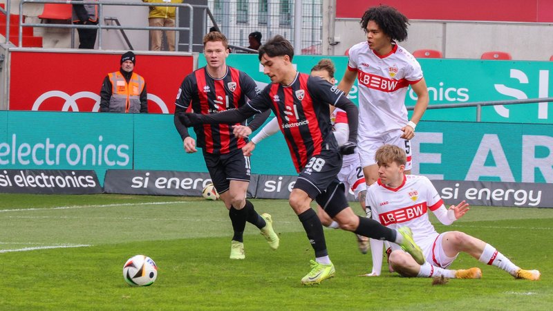 Spielszene FC Ingolstadt - VfB Stuttgart II | Bild: picture-alliance/dpa Spielszene FC Ingolstadt - VfB Stuttgart II