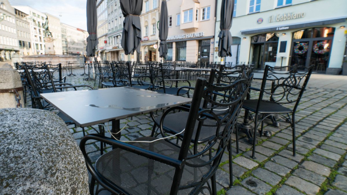 Tische in der Augsburger Innenstadt
