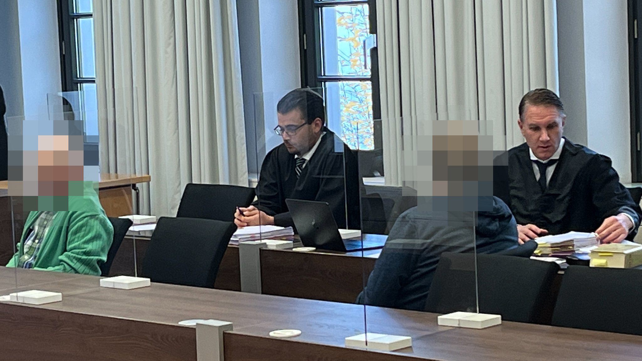 Die beiden Angeklagten, Vater und Sohn, sitzen auf der Anklagebank im Landgericht Memmingen